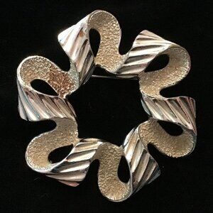 Sarah Coventry Gold Textured Ribbon Flower Brooch